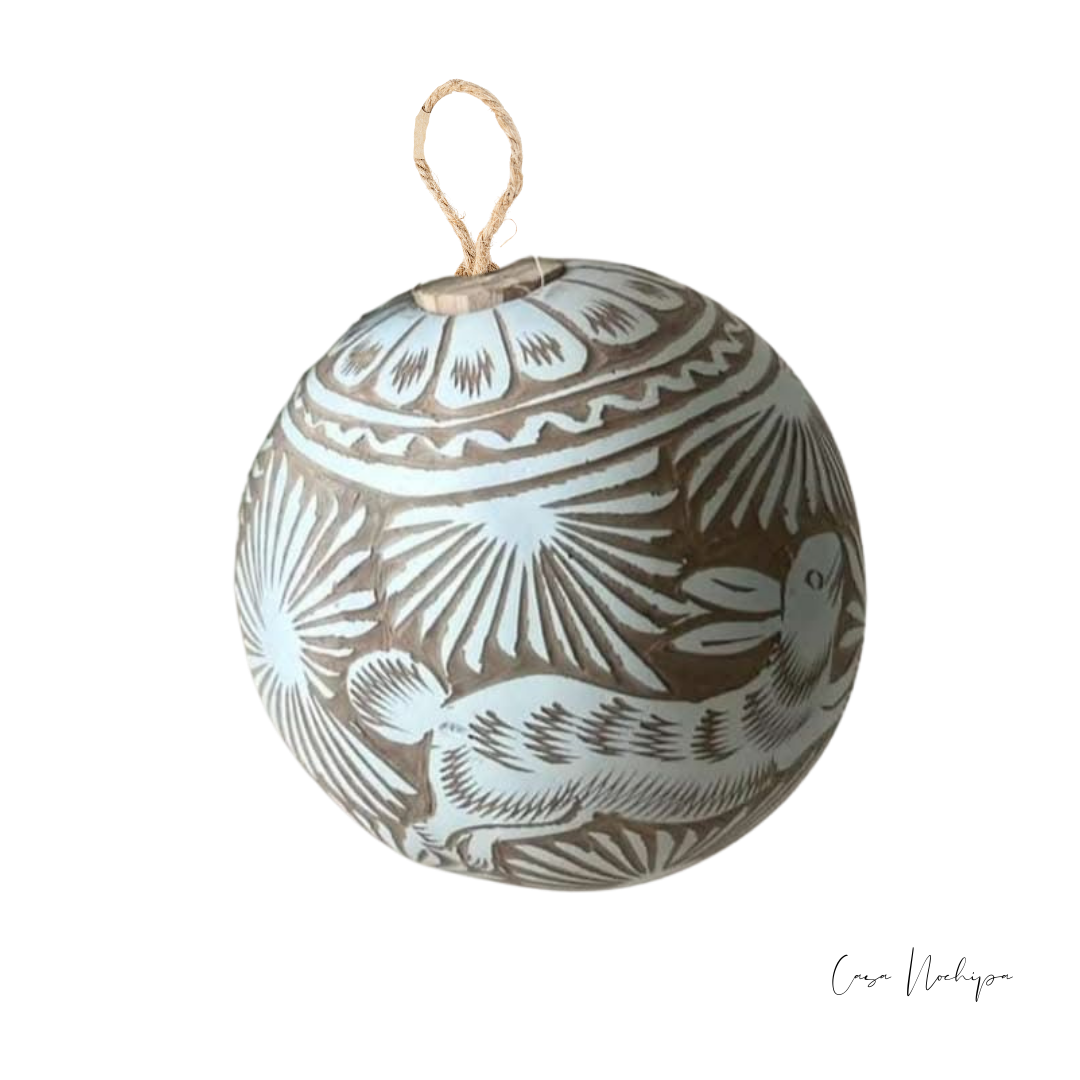 Esfera de jícara artesanal tallada a mano - Decoración navideña
