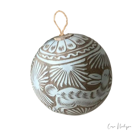 Esfera de jícara artesanal tallada a mano - Decoración navideña
