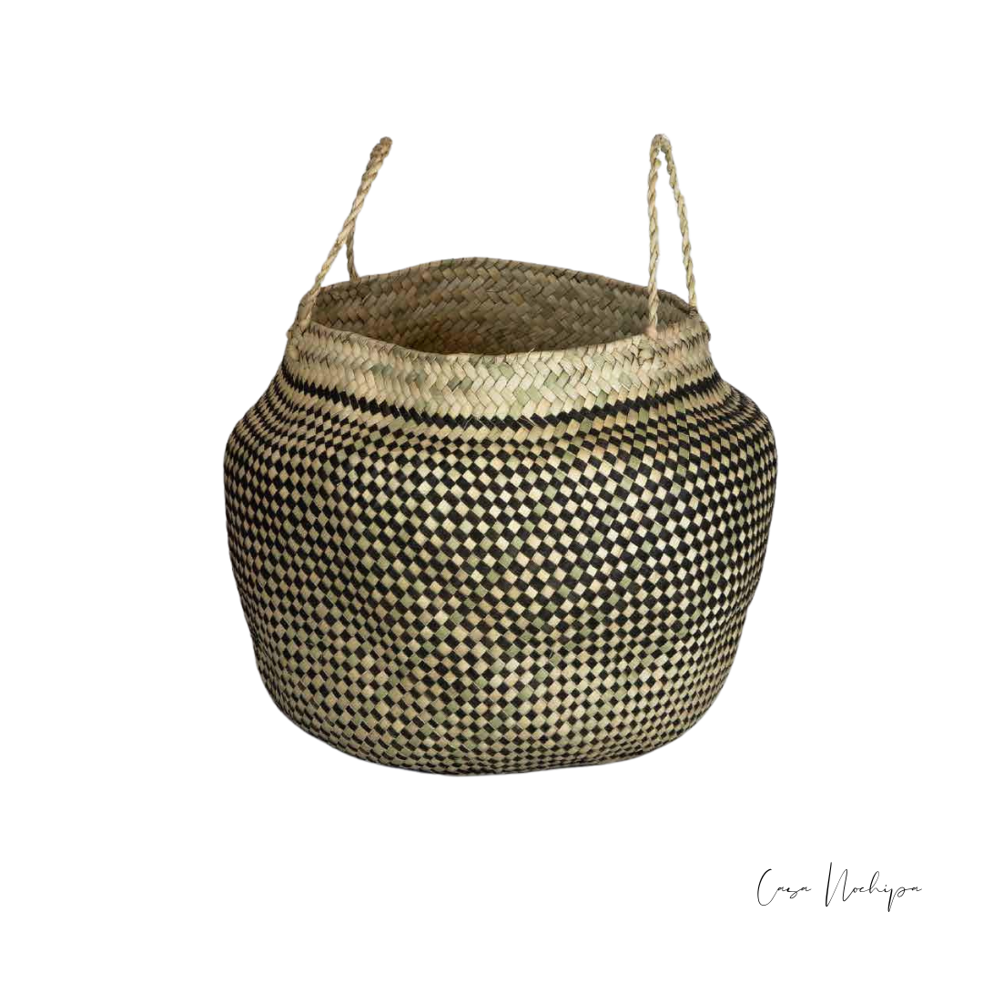 Olla de palma ahumada hecha a mano con asa de mecate o piel, artesanía sostenible de Oaxaca.