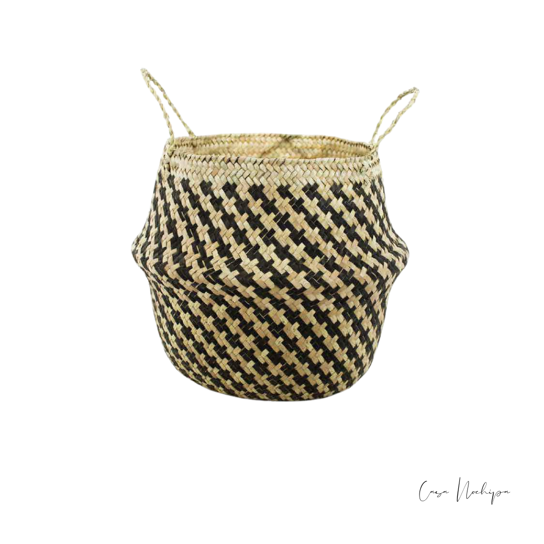 Macetero de palma natural con acabado ahumado, ideal para decoración rústica.