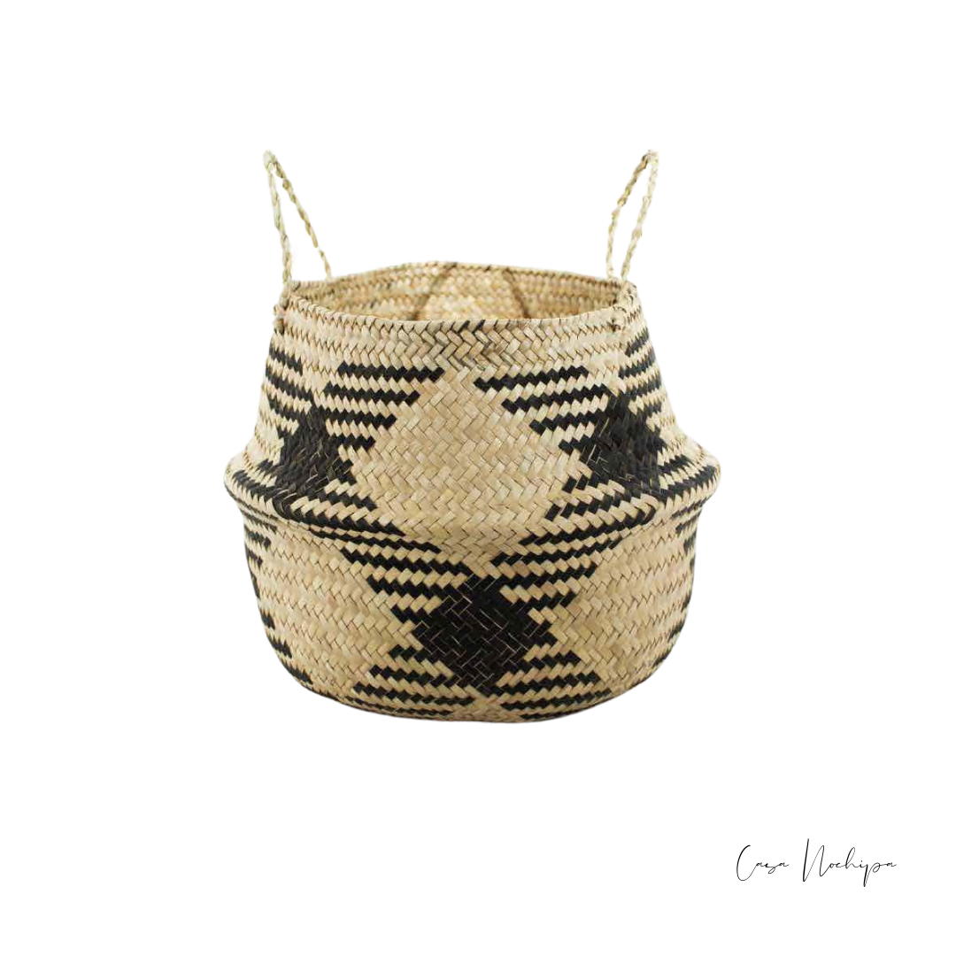 Macetero artesanal en palma ahumada, ideal para plantas de interior y exterior.