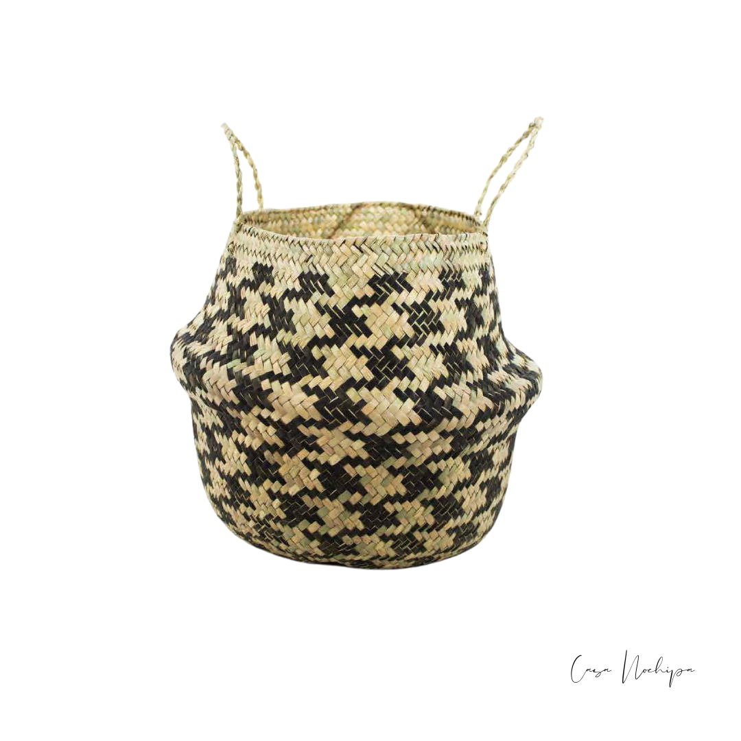 Artesanía mexicana en palma natural, cubremacetas decorativas con estilo único.