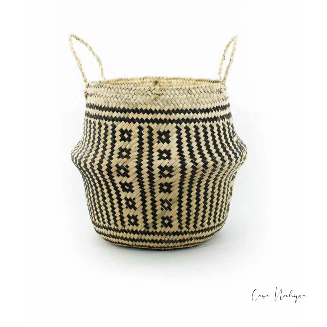 Maceta artesanal de palma con proceso de ahumado, perfecta para espacios eco-friendly.