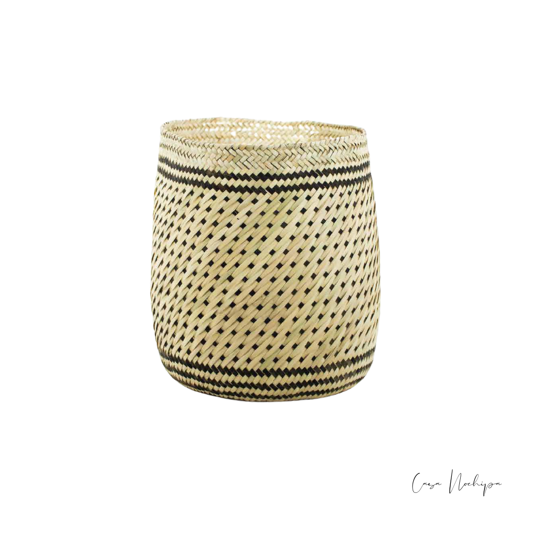 Tenate de palma ahumada hecho a mano en Oaxaca, disponible en varios tamaños y colores.