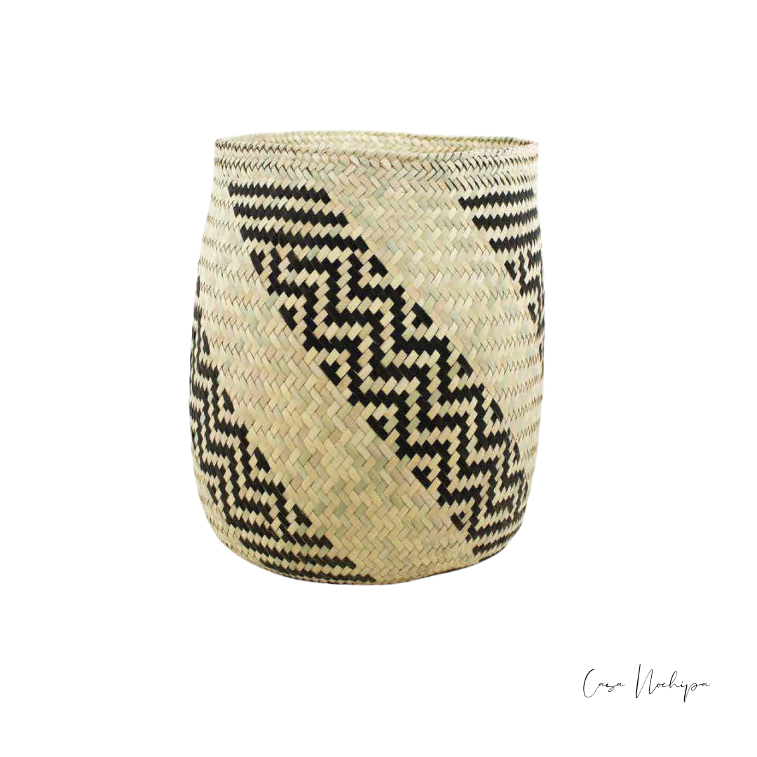 Tenate artesanal de palma ahumada, elaborado con tintura natural y tejido tradicional.