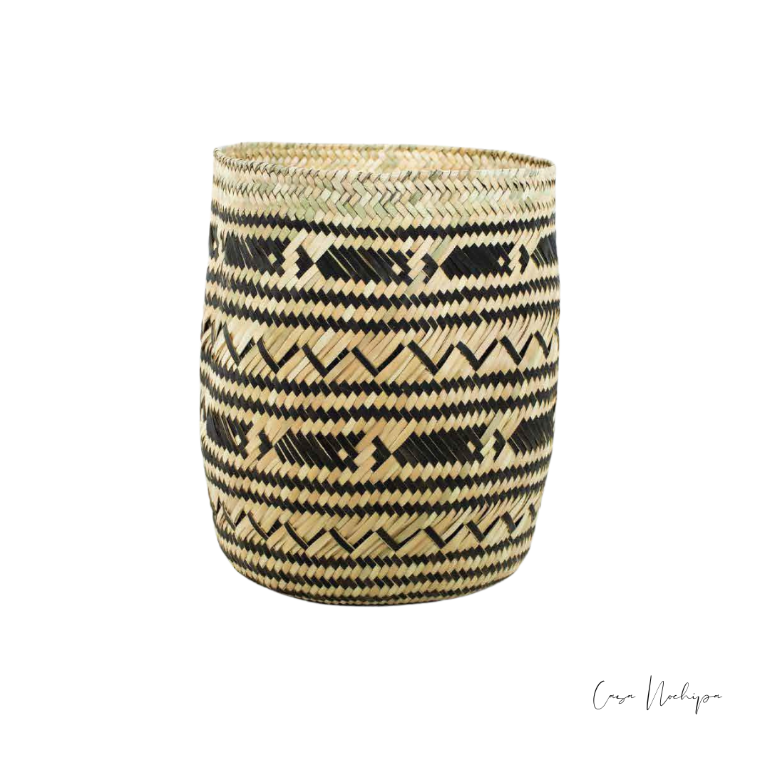 Tenate de palma con acabado ahumado, elaborado por artesanas oaxaqueñas.