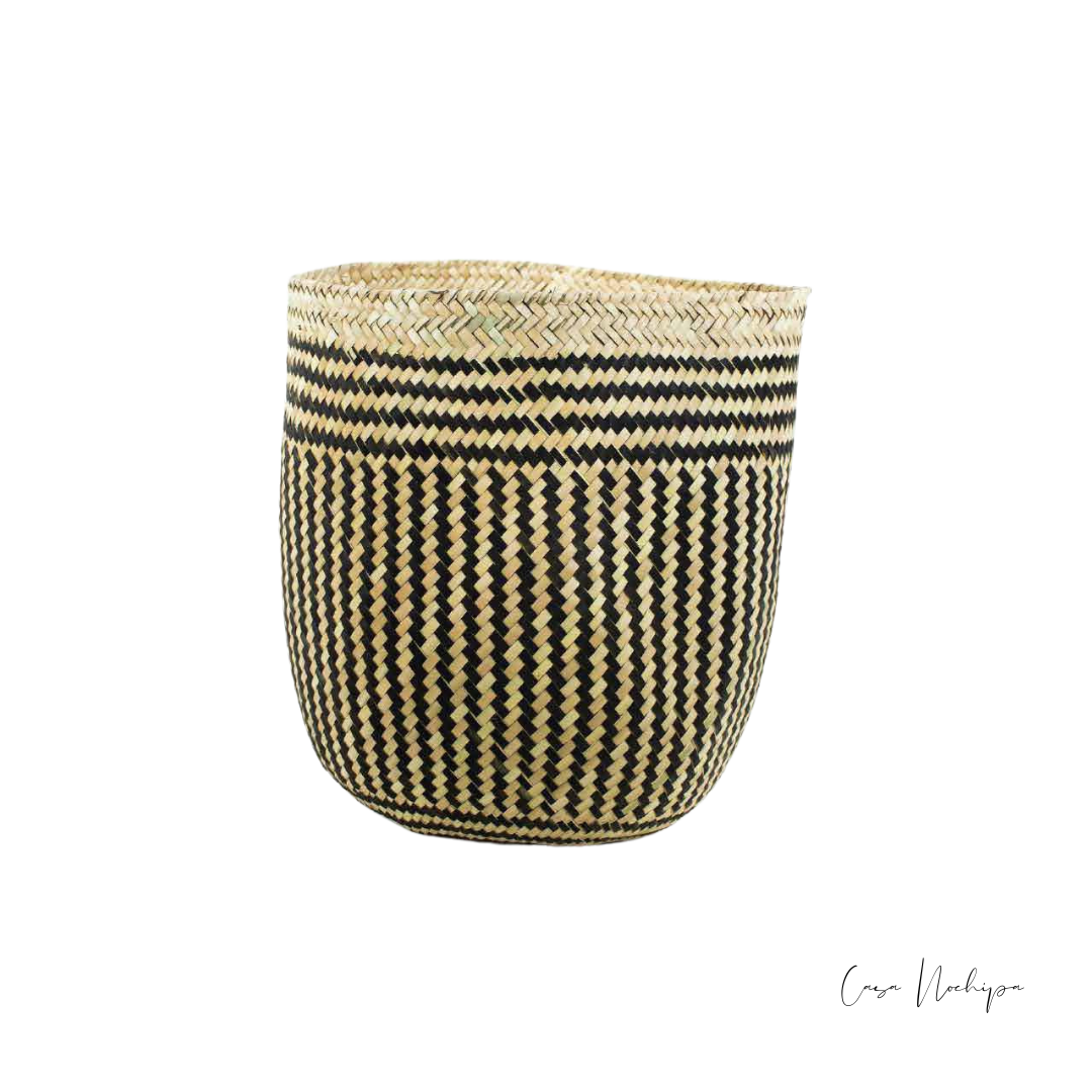 enate de palma con asa de piel, ideal para almacenamiento y decoración.