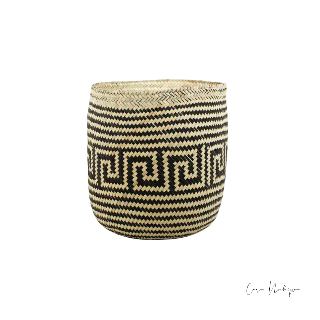 Tenate de palma en tonos naturales y colores vivos, tejido a mano.