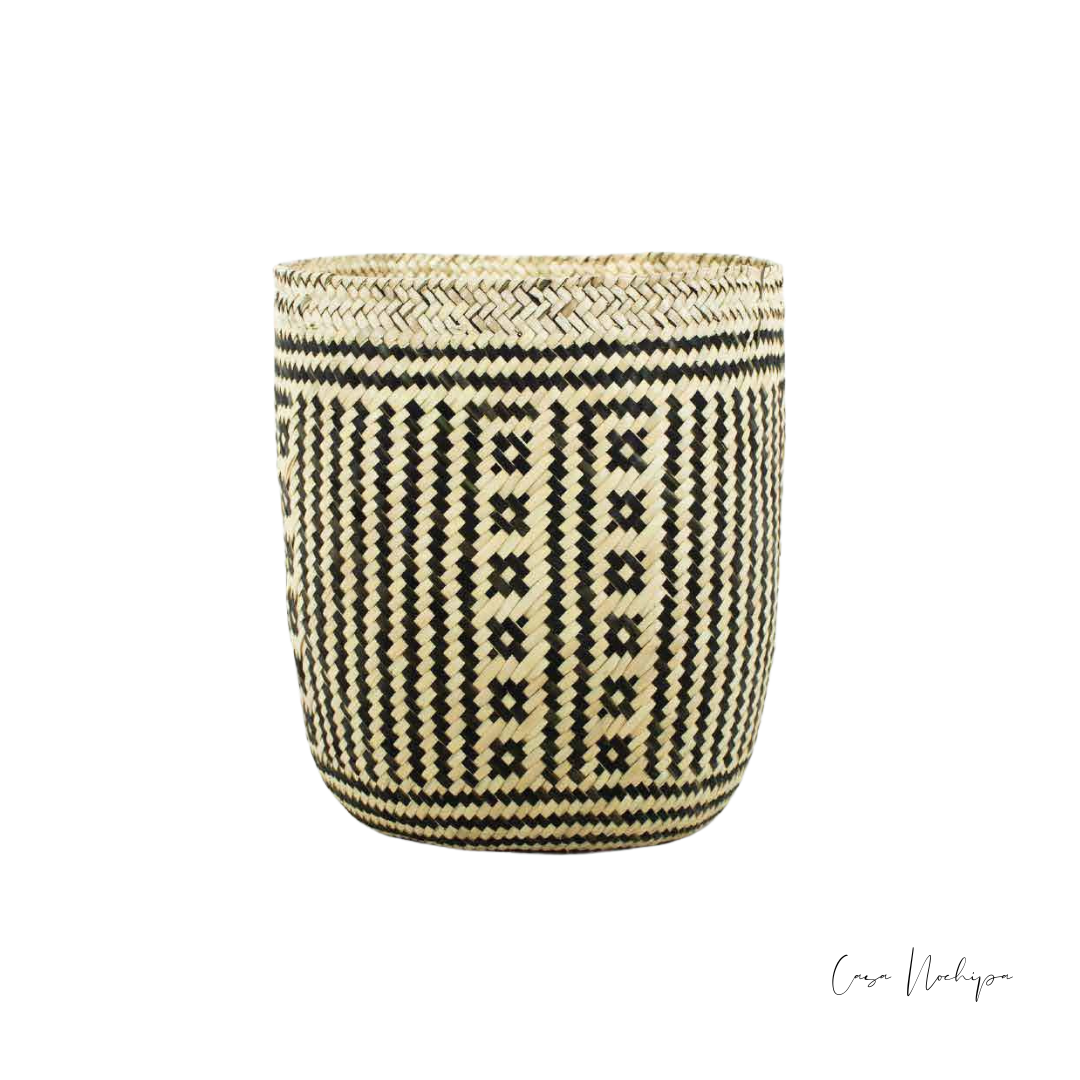 Tenate redondo tejido con palma natural, perfecto para decoración o uso funcional.