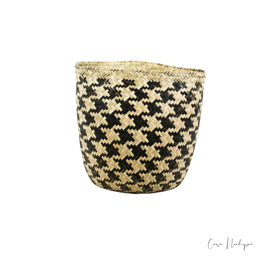 Tenate con diseño calado, tejido a mano con palma natural.