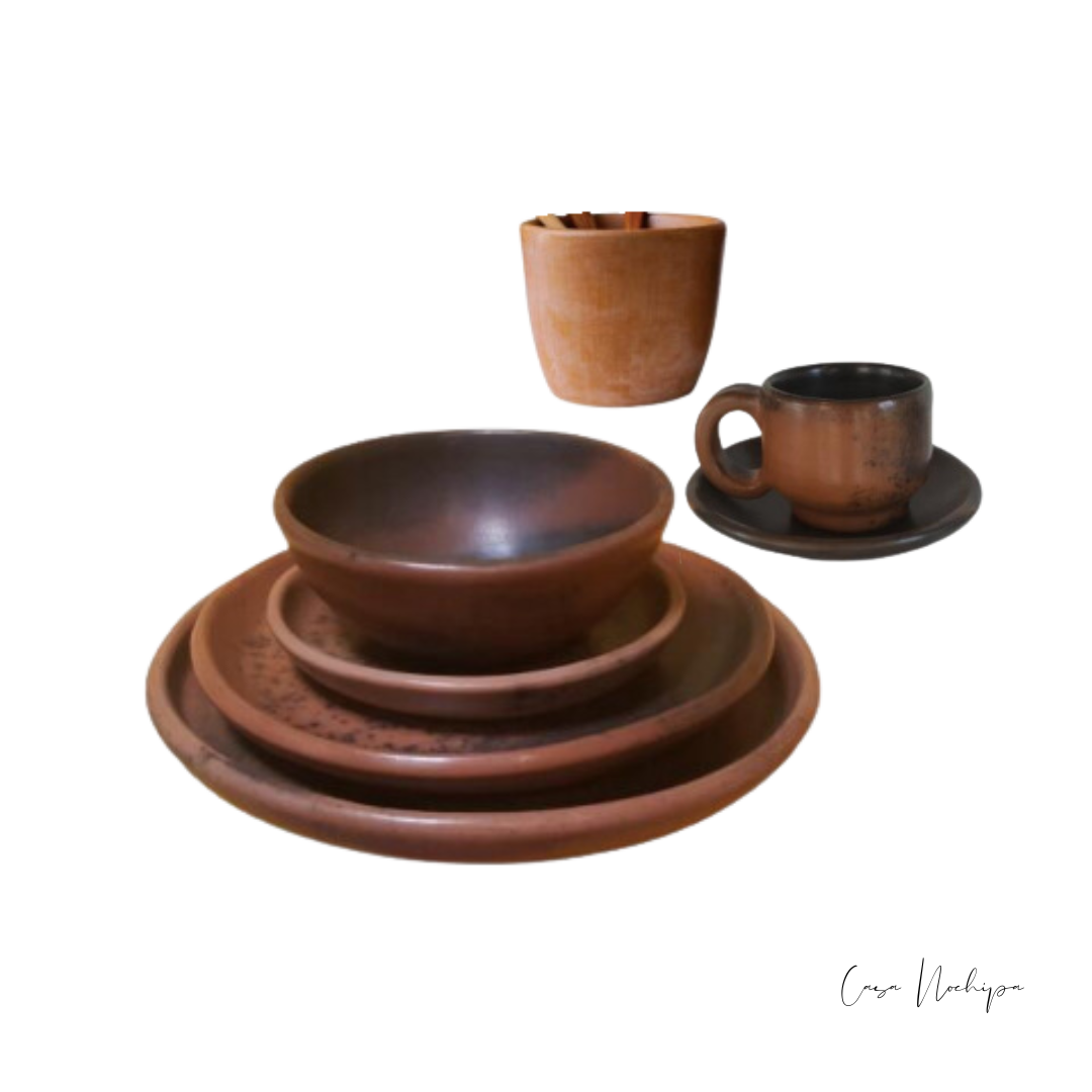 Vajilla artesanal de barro bruñido con 7 piezas: platos, taza y vaso, elaborada a mano con certificación FBA, ideal para decoración y uso diario.