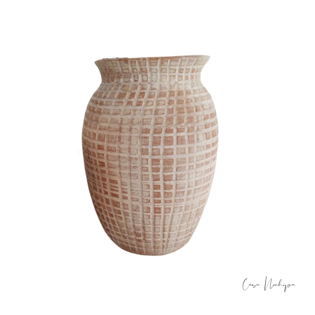 Jarrón de barro con textura geométrica en relieve, ideal para decoración rústica y contemporánea.