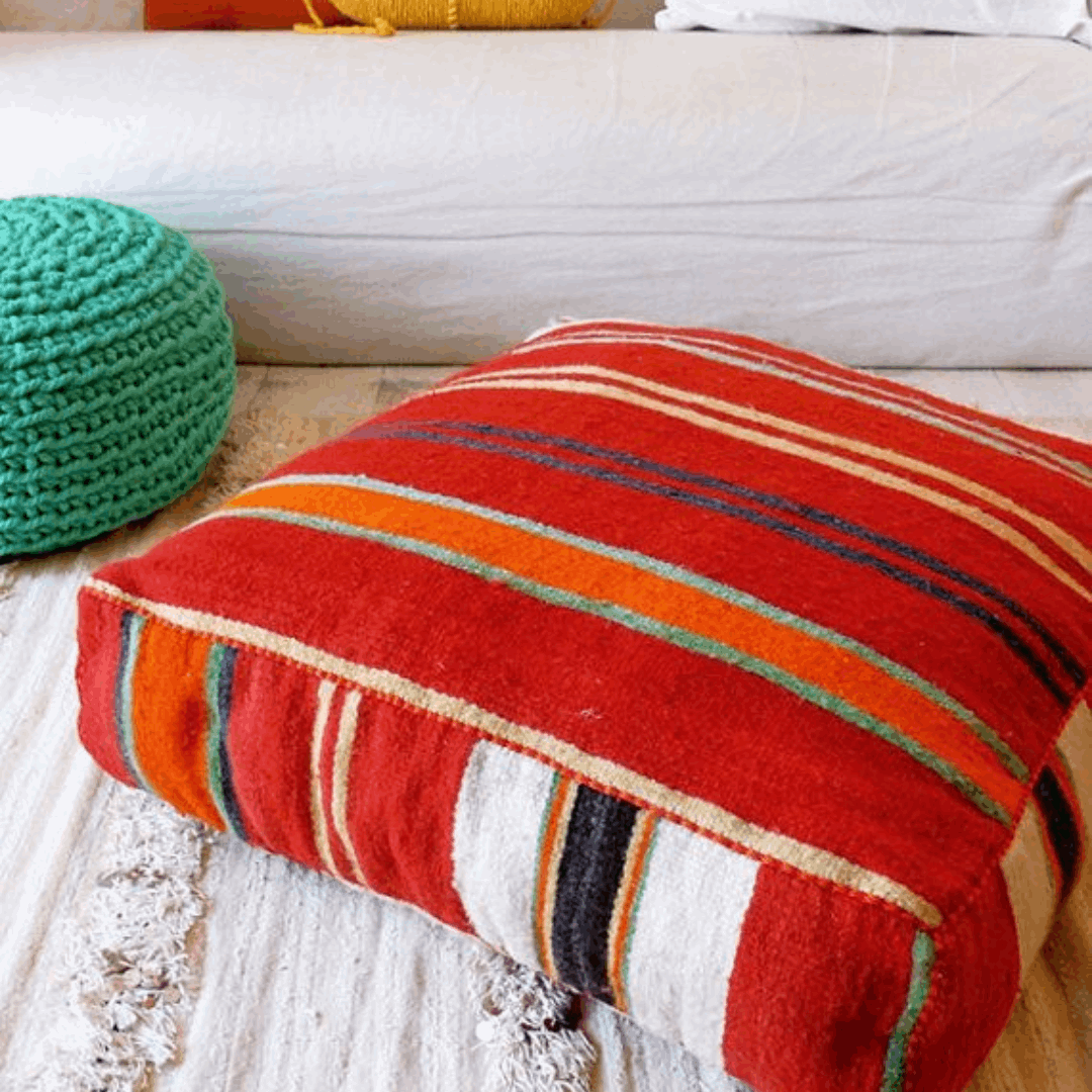 Puf de Casa Nochipa: textiles artesanales con colores vibrantes de México.