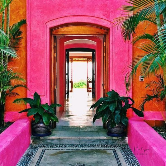 Sala de estar con decoración colorida y piezas artesanales de Casa Nochipa, incluyendo cojines y un tapete tejido a mano.