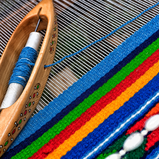 Artesano oaxaqueño trabajando en un telar de pedal, creando textiles tradicionales