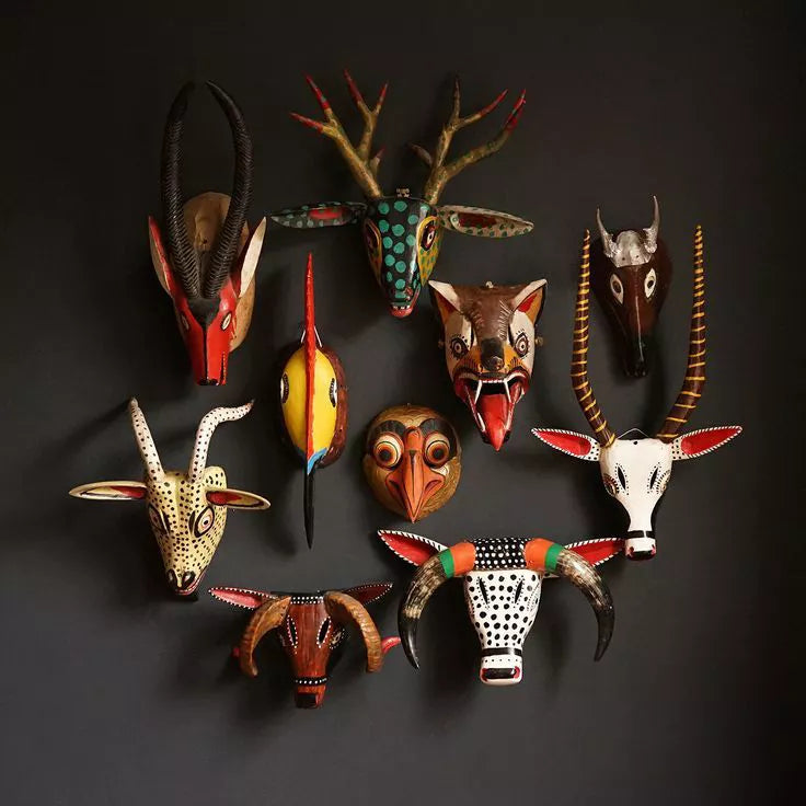 Máscara artesanal mexicana tallada en madera y pintada a mano, pieza decorativa para pared