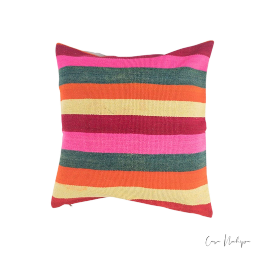 Cojín de lana multicolor en tonos cálidos tejido en telar de pedal artesanal en Oaxaca
