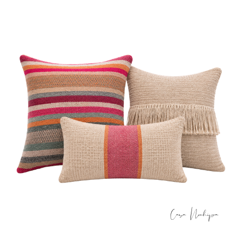 Set de tres cojines artesanales de lana en tonos rosa, terracota y crudo con franjas y flecos tejidos en México