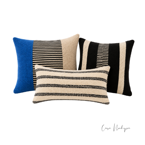 Set de tres cojines artesanales de lana azul añil, crudo y negro tejidos en telar de pedal en México