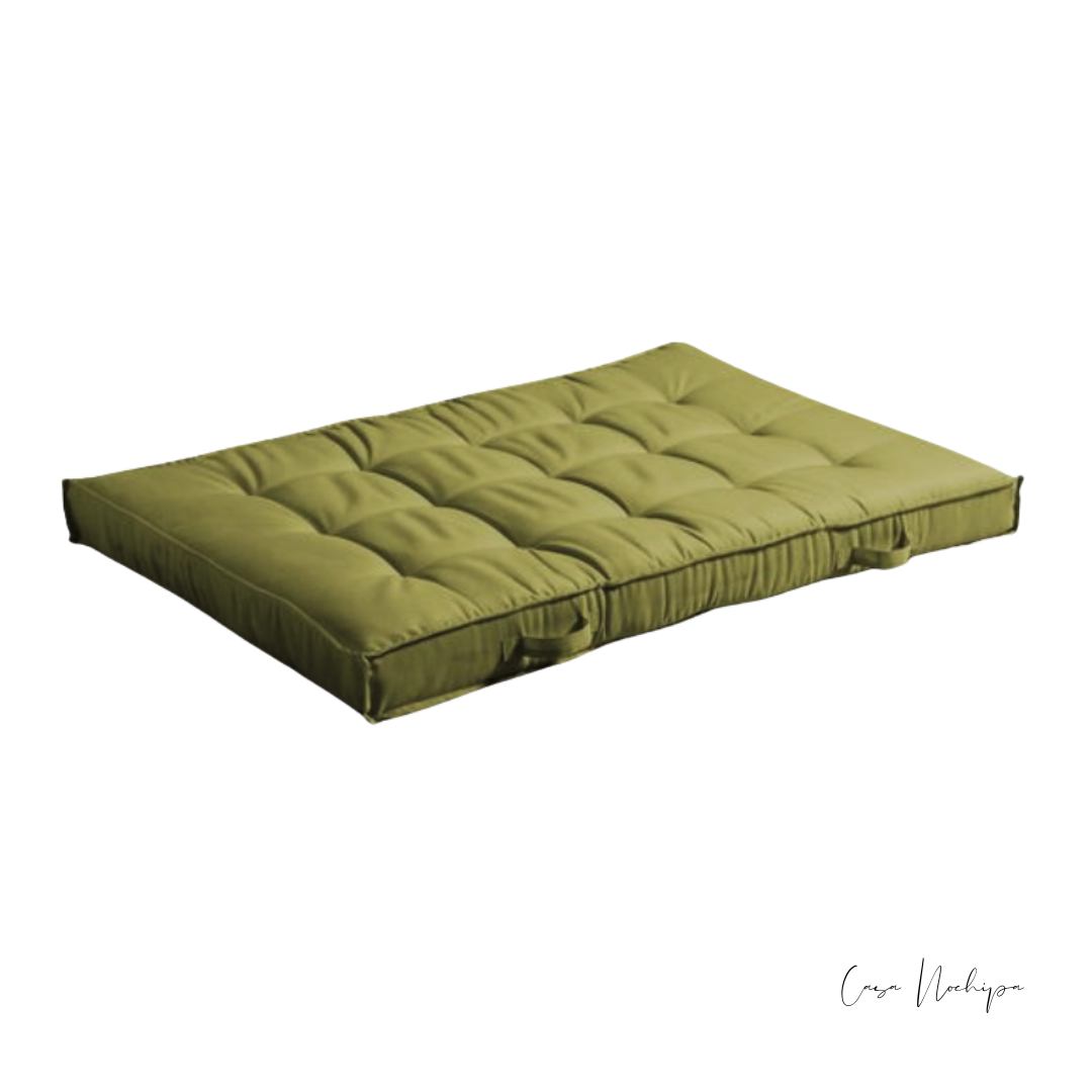Futón de piso personalizable en tela Sunbrella color verde oliva con diseño acolchonado.

