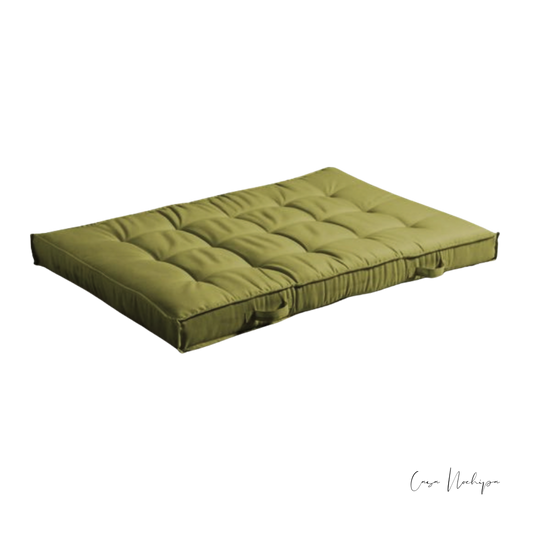 Futón de piso personalizable en tela Sunbrella color verde oliva con diseño acolchonado.

