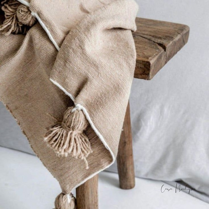 Frazada artesanal beige natural con pompones tejidos a mano en telar de pedal