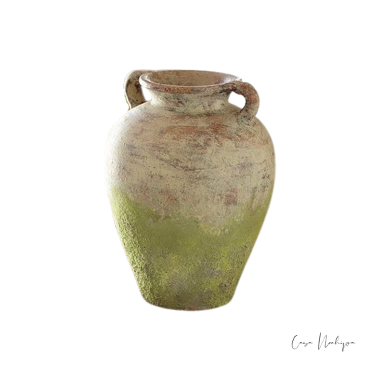 Jarrón de barro con dos asas y pátina verde envejecida, forma de ánfora, 30 cm.