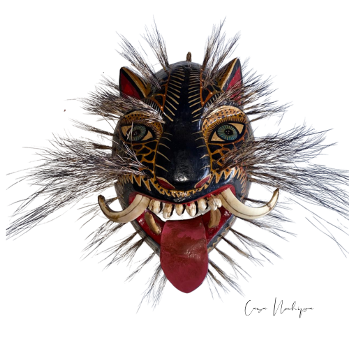 Máscara artesanal mexicana de madera de colorín con pelo de jabalí y dientes de cerdo pintada a mano.