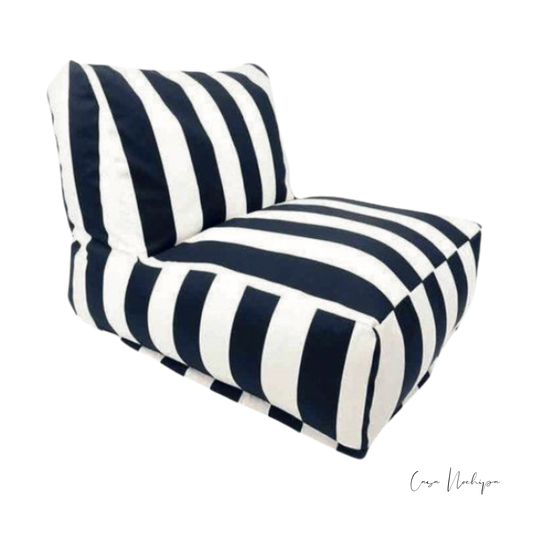 Sillón bajo con tela Sunbrella a rayas en blanco y negro.