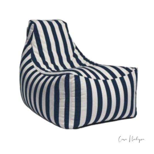 Sillón bajo tapizado en tela Sunbrella con rayas náuticas en azul y blanco.