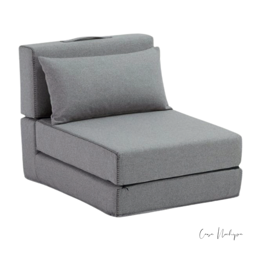 Sillón plegable tapizado en tela Sunbrella gris, convertible en futón.