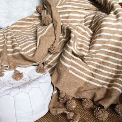Frazada mexicana con rayas rosa mexicano y borlas, elaborada artesanalmente en lana o algodón