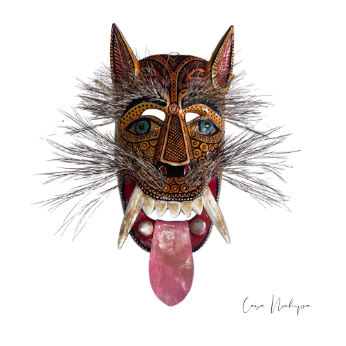 Máscara artesanal mexicana de nahual estilo tecuán en madera de rosal con pelo de jabalí y lengua de cuero