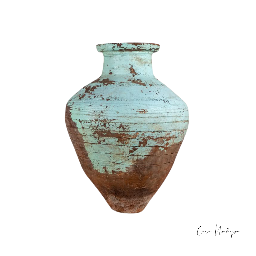 Jarrón de barro pintado turquesa con pátina envejecida, forma de ánfora, 25 cm.