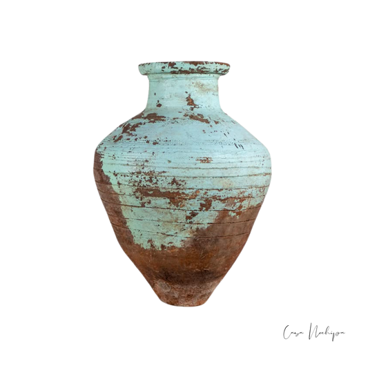 Jarrón de barro pintado turquesa con pátina envejecida, forma de ánfora, 25 cm.