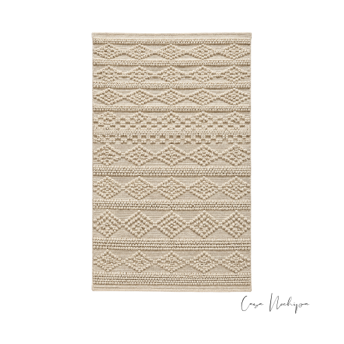 Tapete artesanal mexicano de lana cruda con rombos geométricos y textura en relieve tejido en telar de pedal