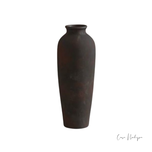 Jarrón de barro natural alto con pátina ahumada y cuello corto, 45 cm.