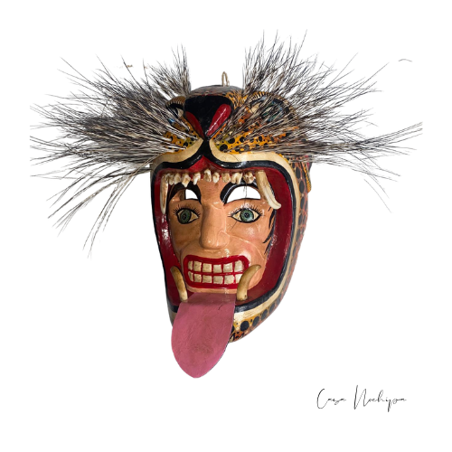 Máscara artesanal mexicana guerrero jaguar en madera de rosal con pelo de jabalí dientes de cerdo y lengua de cuero
