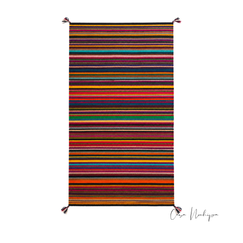 Tapete artesanal mexicano de lana a rayas multicolor sobre fondo negro tejido en telar de pedal
