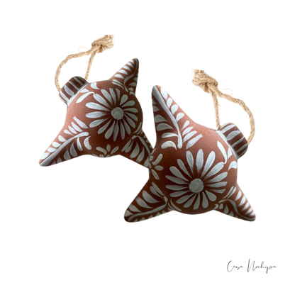 Esfera estrella de barro terracota pintada a mano con flores blancas y cordón de yute.