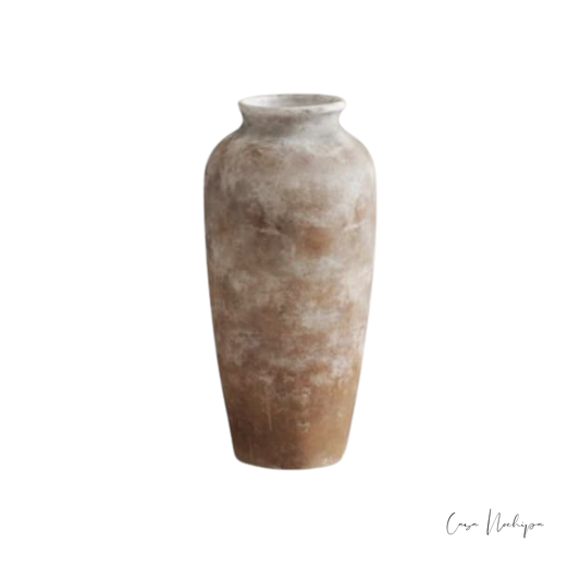 Jarrón de barro natural alto con cuello corto y pátina en tonos arena y terracota, 40 cm.