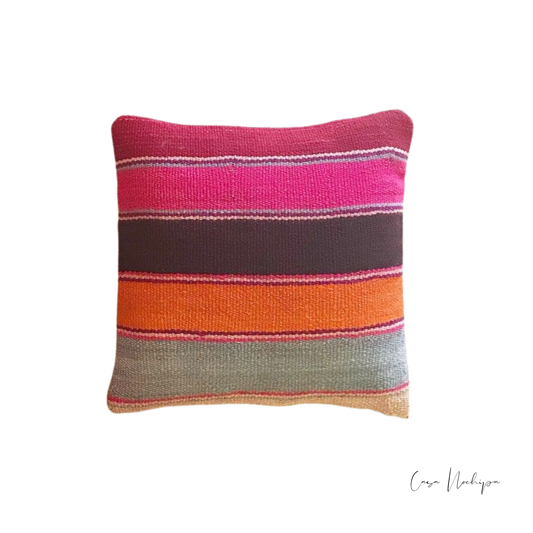 Cojín de lana multicolor en tonos rosa, naranja y gris tejido en telar de pedal en Oaxaca
