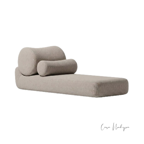 Chaise lounge para exterior con cojines cilíndricos tapizada en tela Sunbrella resistente al sol y la humedad