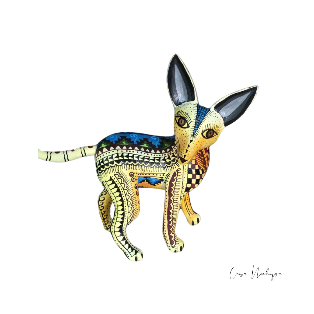 Alebrije de Madera - Coyote Amarillo con Detalles Zapotecos - Casa Nochipa