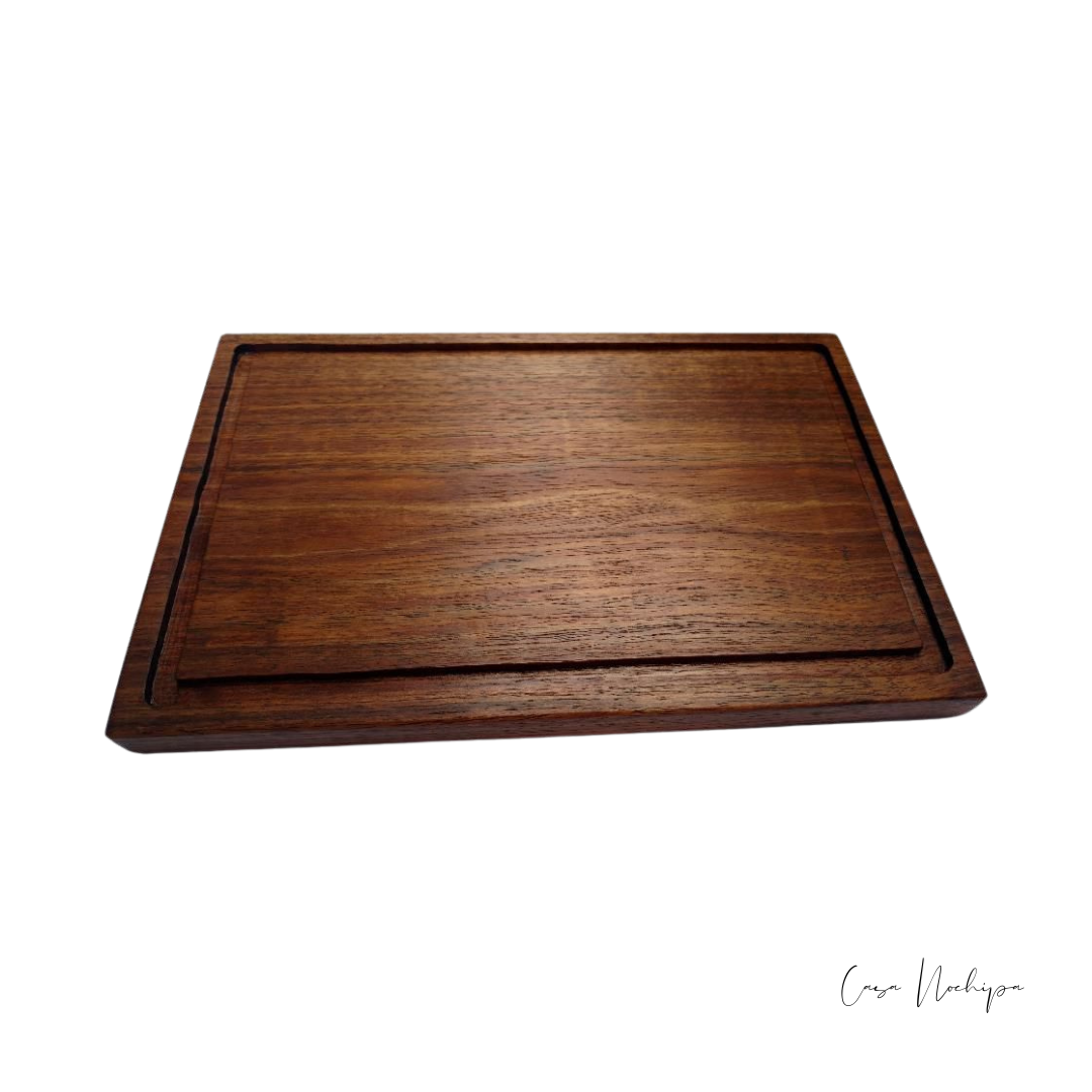 Tabla de cocina de madera de tzalam con canal para retener jugos, hecha a mano por artesanos mexicanos. Ideal para picar y servir alimentos.