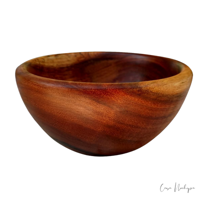 Bowl de madera de tzalam hecho a mano por artesanos mexicanos, disponible en tamaños chico, mediano y grande. Ideal para servir alimentos o como decoración.