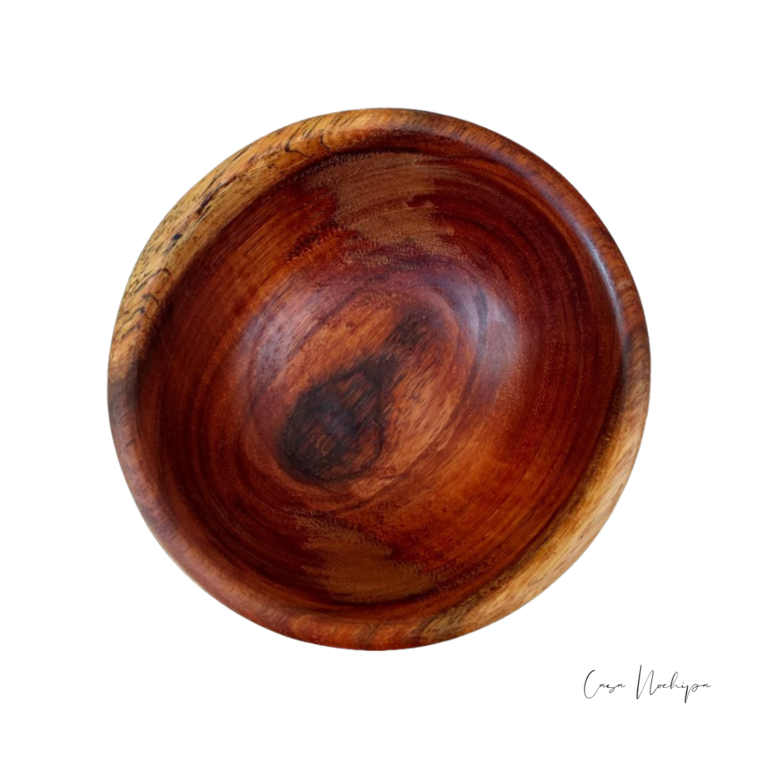 Bowl de madera de tzalam hecho a mano por artesanos mexicanos, disponible en tamaños chico, mediano y grande. Ideal para servir alimentos o como decoración.