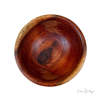 Bowl de madera de tzalam hecho a mano por artesanos mexicanos, disponible en tamaños chico, mediano y grande. Ideal para servir alimentos o como decoración.