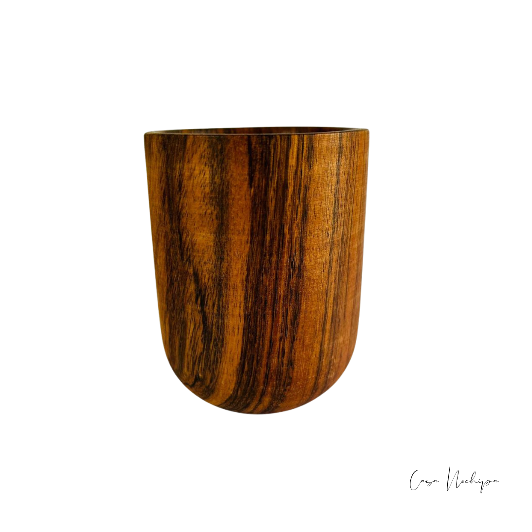 Vaso de madera de tzalam hecho a mano por artesanos mexicanos. Ideal para servir bebidas frías o calientes.