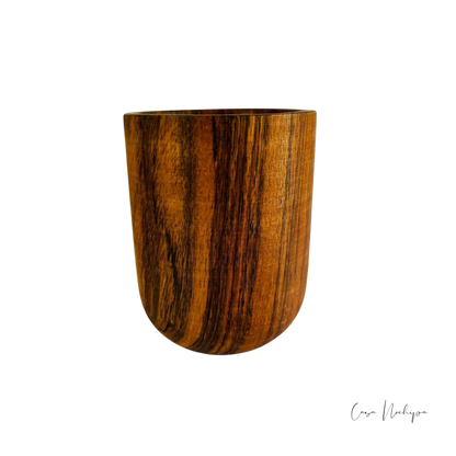 Vaso de madera de tzalam hecho a mano por artesanos mexicanos. Ideal para servir bebidas frías o calientes.